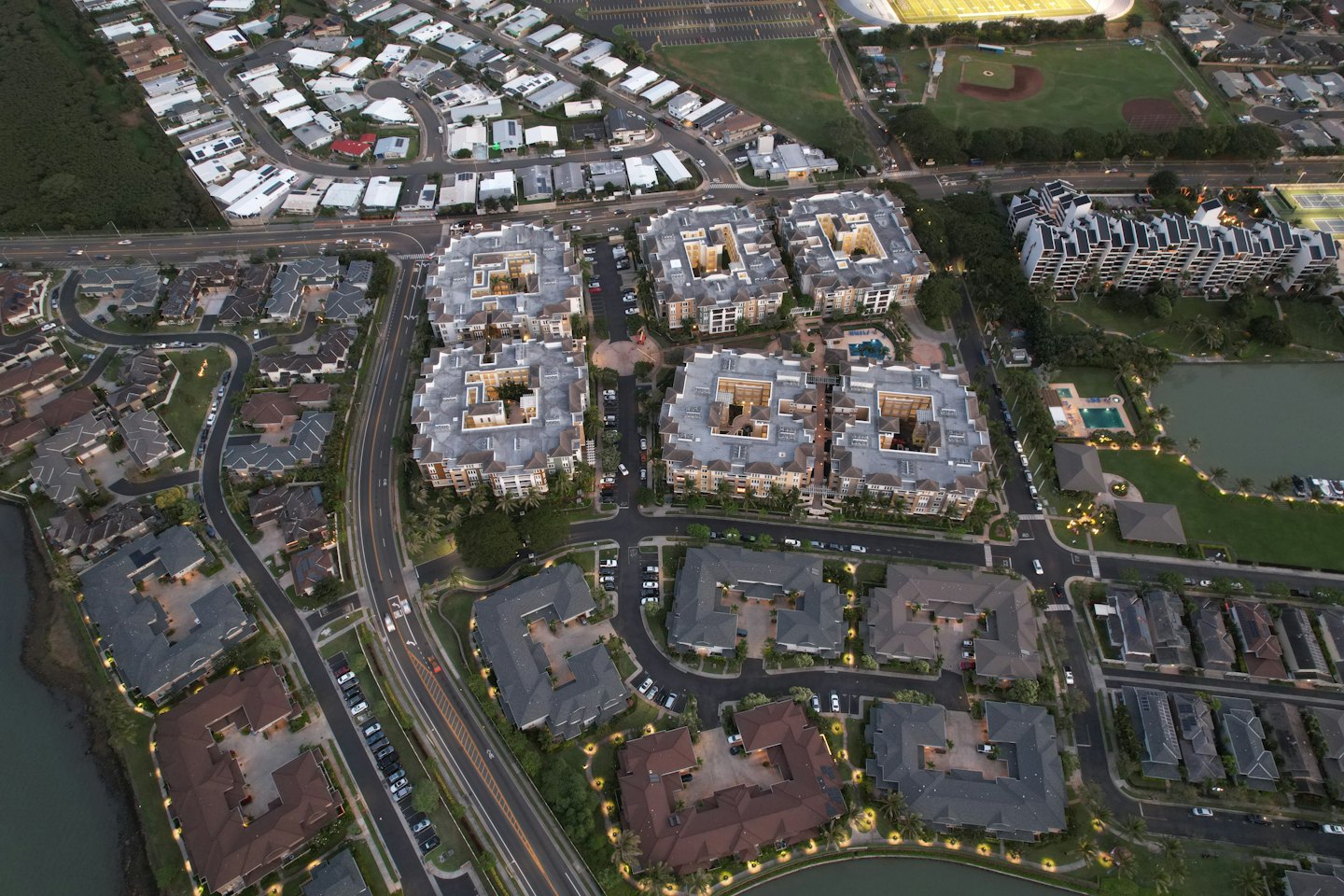 Vista aérea de calles y edificios de un barrio residencial.